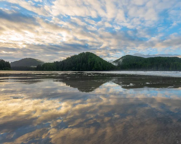 Refleksja Nad Piaskiem Podczas Przypływu Zatoce San Josef Vancouver Island — Zdjęcie stockowe