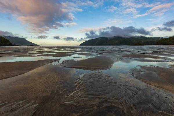 Prachtig Leeg Strand Met Dramatische Wolken Vloedgolven Het Zand — Stockfoto