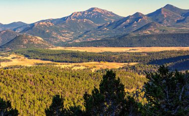 Üzerinden çok Parklar eğrisi Overlook; Rocky Mountain National Park, Colorado