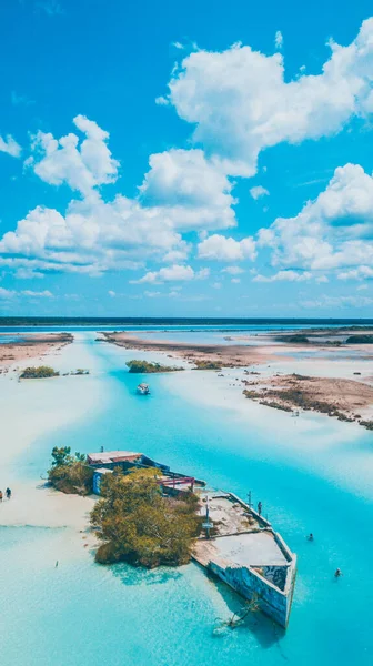 Gölün mavi suları