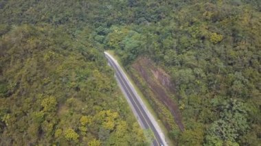 Dağlardaki yol 4k 24 fps