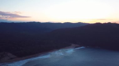 Gün batımı plajı dağlar ve dalgalar 4k 24 fps