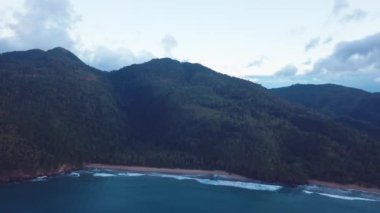 Gün batımı plajı dağlar ve dalgalar 4k 24 fps