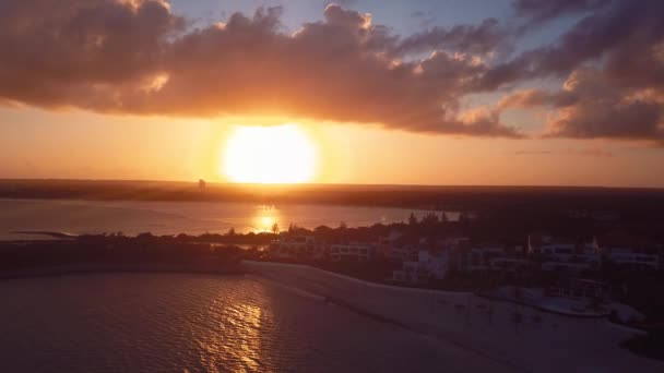 Puesta de sol en la playa caribeña con colores increíbles 2 4k 24fps — Vídeo de stock