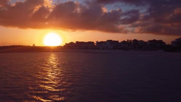 Puesta de sol en la playa caribeña con colores increíbles 4 4k 24fps — Vídeo de stock