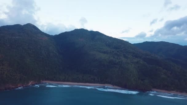 Playa del atardecer con montañas y olas 4k 24fps — Vídeo de stock