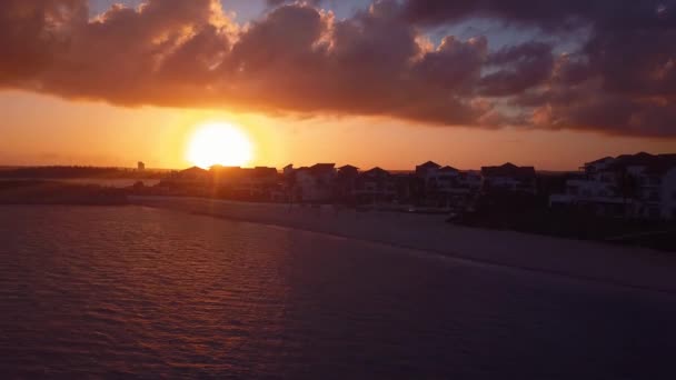 Pôr do sol na praia do caribe com cores incríveis 5 4k 24fps — Vídeo de Stock
