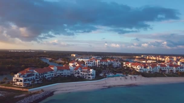 Naplemente a karib-tengeri szállodában, pálmafával a paradicsomban4k 24fps — Stock videók