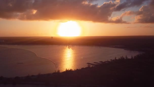 Puesta de sol en la playa caribeña con colores increíbles 4k 24fps — Vídeo de stock