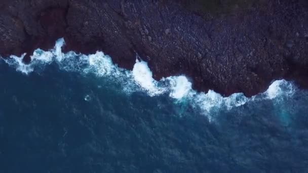 Olas en el dron cenital de roca en 4k 24fps — Vídeos de Stock
