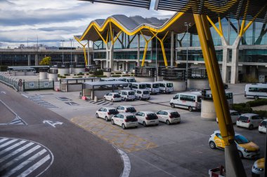 Havaalanının içinde. Kapıların isimleriyle birlikte uçuşu bekliyor.