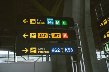 Havaalanının içinde. Kapıların isimleriyle birlikte uçuşu bekliyor.