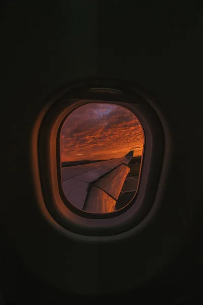 Uçuşta Güneşin Doğuşu Pencerelerde Inanılmaz Renklerle Uçağın Kanadıyla — Stok fotoğraf