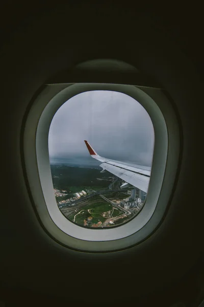 Plano Ventana Con Una Ciudad Vuelo — Foto de Stock