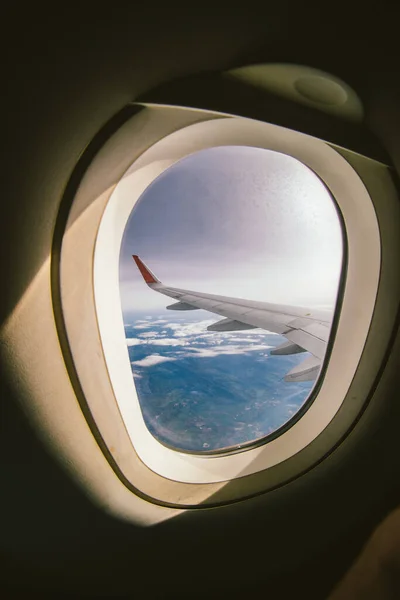 Plano Ventana Con Una Ciudad Vuelo — Foto de Stock