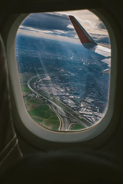 飛行中の都市と窓の飛行機は — ストック写真