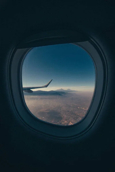 Παράθυρα Αεροπλάνο Στην Πτήση Βουνά Και Σύννεφα — Φωτογραφία Αρχείου