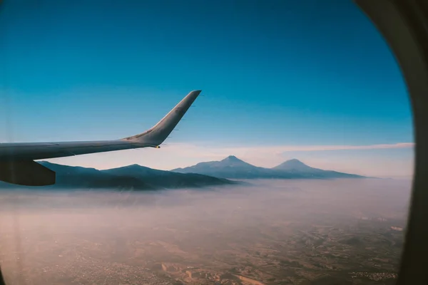 Avião Janelas Voo Com Montanhas Umas Nuvens — Fotografia de Stock