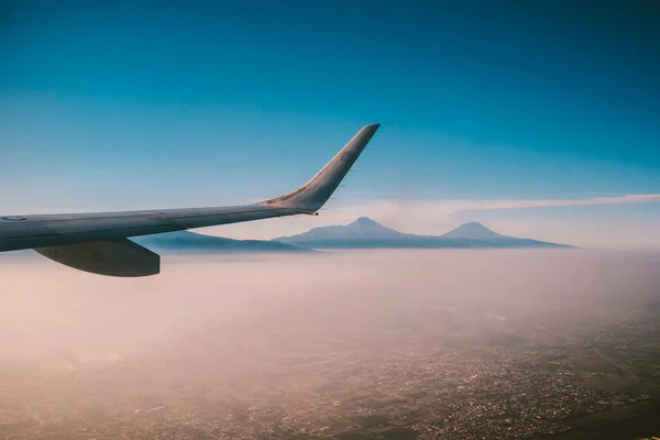 Avião Janelas Voo Com Montanhas Umas Nuvens — Fotografia de Stock