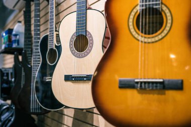 Gitar dükkanının duvarında