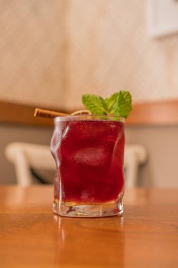 Kırmızı tarçınlı nane ve limon iç.