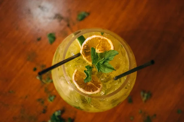 Limon ve naneli kokteyl sarısı.