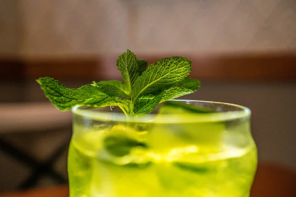 Зеленый Желтый Напиток Мятой Льдом — стоковое фото