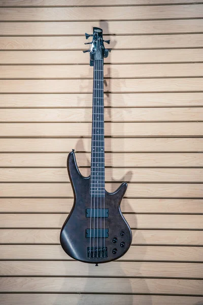 Gitar dükkanının duvarında