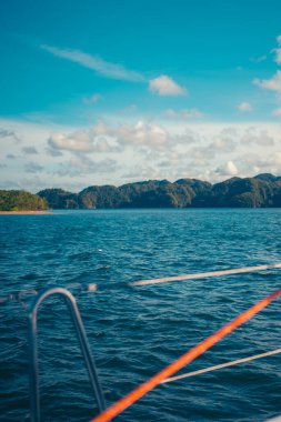 Karayip sahilinde yelkenli tekneyle