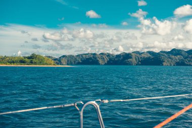 Karayip sahilinde yelkenli tekneyle