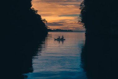 Karayip sahilinde yelkenli tekneyle