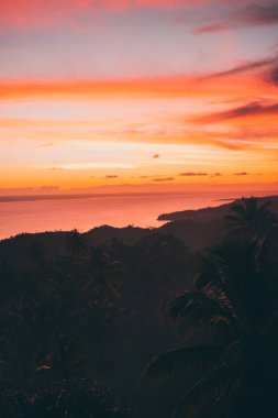 Karayipler 'de gün batımı Güzel renklerle