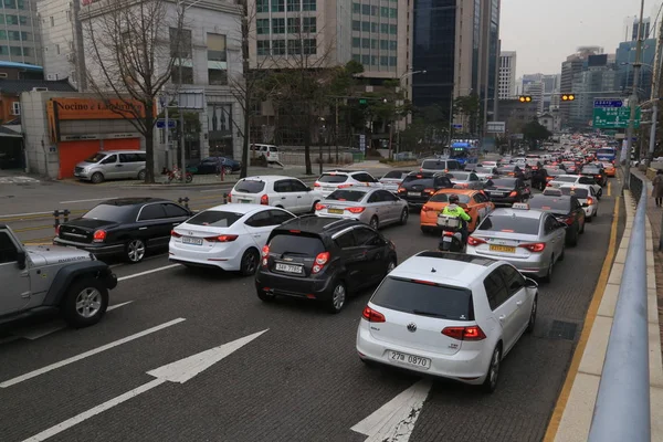 都会の真ん中で交通渋滞で車が立ち往生してソウル 2018 — ストック写真