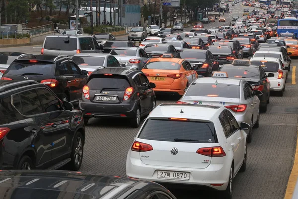 2018年3月17日 汽车卡住在城市中部的交通堵塞 — 图库照片
