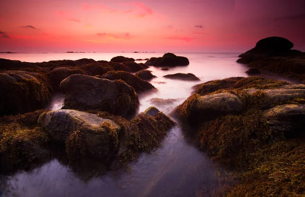 Sonnenuntergang Mit Bemoosten Felsen Einem Strand Kudat Sabah Borneo Ostmalaysien — Stockfoto