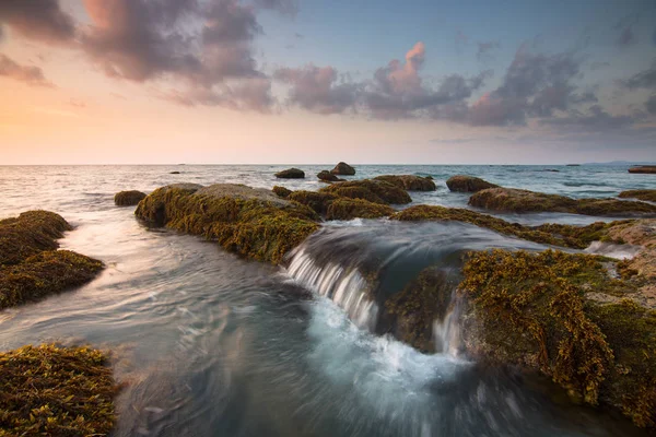 Pôr Sol Com Rochas Musgosas Uma Praia Kudat Sabah Bornéu — Fotografia de Stock