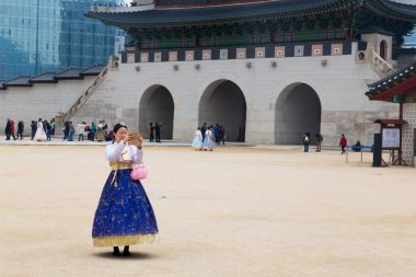 Gyeongbokgung, Seoul/South Korea - 18 Mart 2018: sarayda bir selfie alarak hanbok, Kore geleneksel kostüm giyen bir kadın turist.