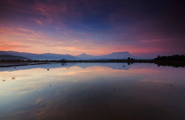 マレーシア東部サバ州コタ ベルードで撮影された美しい日の出の反射 — ストック写真