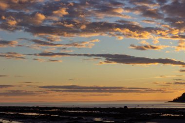 Baie des Ha Ha, Rimouski, Quebec, Can üzerinde dramatik günbatımı
