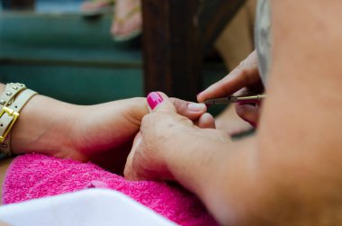 çivi ile bitmiş olan tırnak güzel pembe colo frezeler