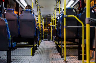 Gece alt sandalyelerden görülen boş bir toplu otobüs iç