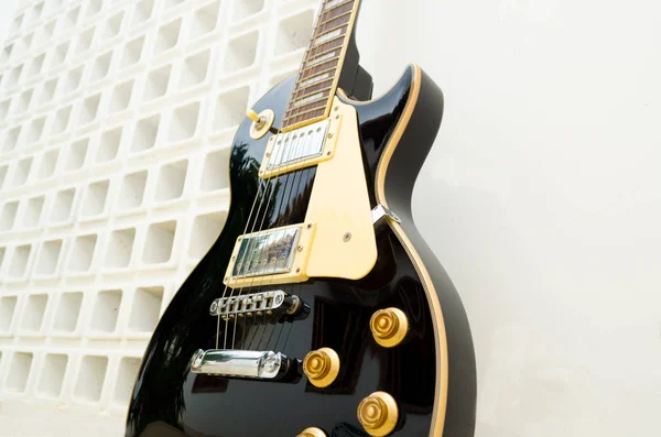 Guitarra Preta Fundo Branco Mostrando Parte Corpo Fundo Vista Próxima — Fotografia de Stock