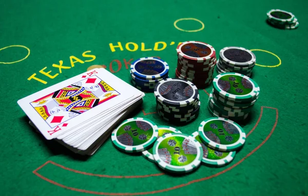 Pókerzseton Játékkártyával Zöld Asztalnál — Stock Fotó