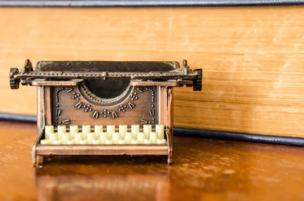 Small Typewriter Copper Tones Focus Ahead Old Book Yellowish Tones — Stock Photo, Image
