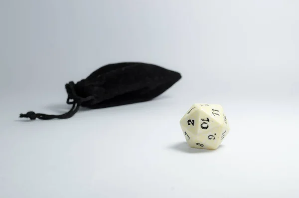 面ダイス 白い背景に黒い財布が小さい ロールプレイング ゲーム ダンジョンズ 龍のダイス トップ ビュー — ストック写真