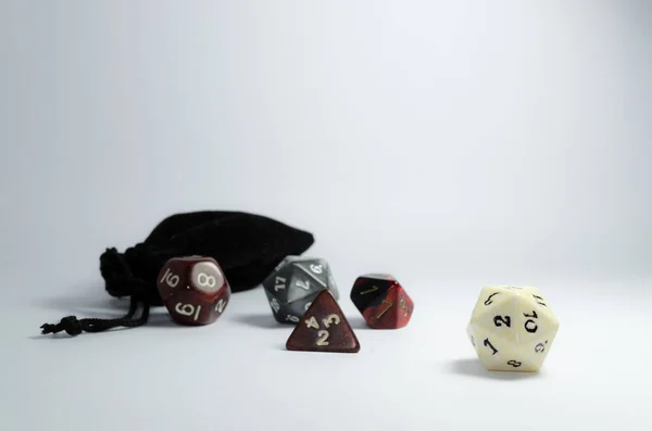いくつか Rpg サイコロと小さな黒い袋は白い背景に ロールプレイング ゲーム ダンジョンズ 龍のサイコロ — ストック写真