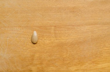 hafif ahşap yüzeyüzerinde tek kabak çekirdeği