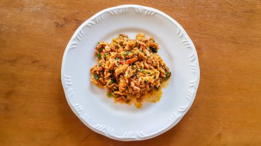 Catado de siri: ahşap bir arka plan üzerinde beyaz bir tabak ta yengeç eti yapılmış brezilya gıda