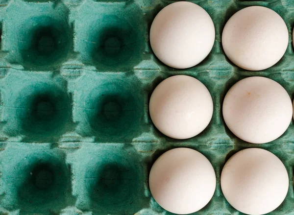 Witte Eieren Samen Aangebracht Aan Rechterkant Van Een Groene Eierdoos — Stockfoto