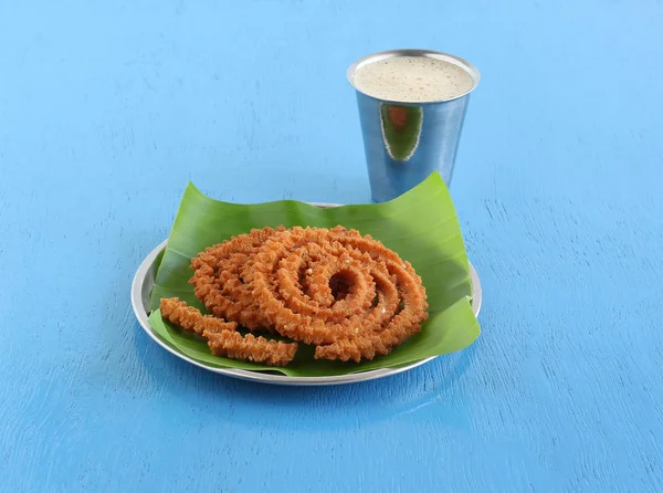 Bir geleneksel, popüler, vejetaryen ve sac ve çelik bir fincan kahve bir muz yaprağı üzerinde bazı festivaller sırasında yapılan lezzetli Hint lezzetli snack, genellikle, Chakli veya chakkuli olduğunu.
